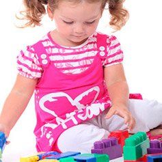 Los niños y niñas descubren por su cuenta las características de los objetos, nociones de volumen, texturas, color, etc